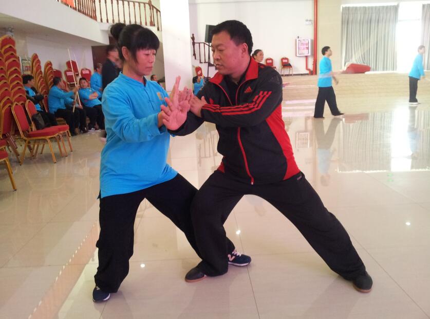 与师兄张东武研习太极拳艺